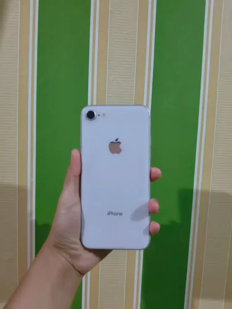 IPHONE 8 4/64 WHITE INTER