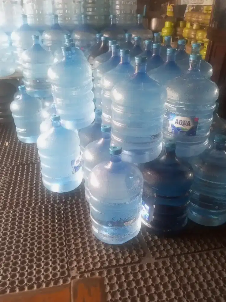 Kurir/pengantar galon/sales/operator/penjaga toko