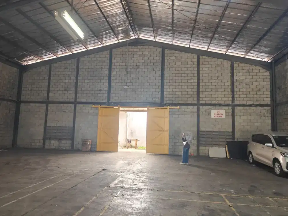 DISEWAKAN GUDANG SIAP PAKAI DEKAT PINTU TOL BSD LUAS 800 METER BEBAS BANJIR DAN BEBAS PUNGLI ada kantor 2 tingkat