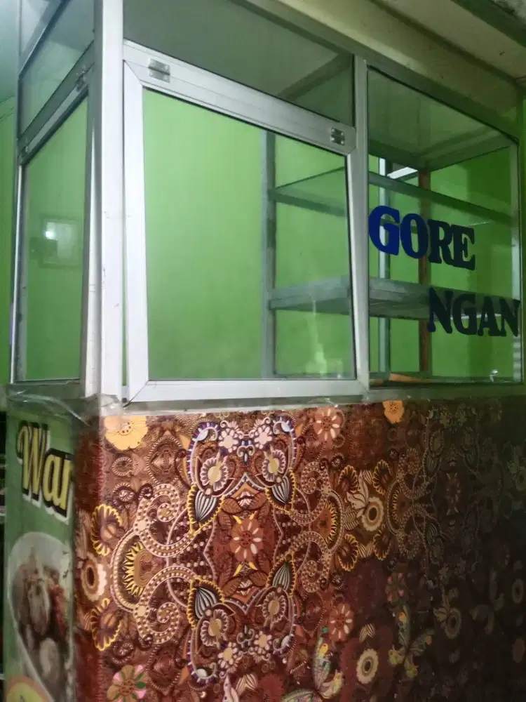 Di jual etalase roda alumunium, panjang 120cm, lebar 50 cm, tinggi 180