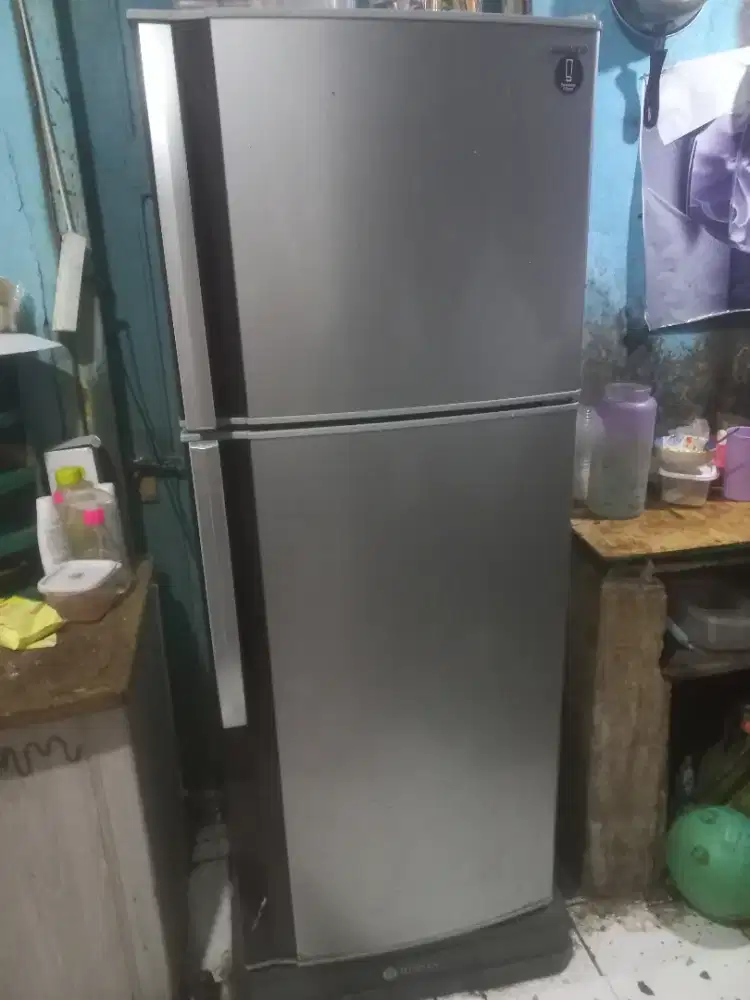 Kulkas dua pintu merk sharp