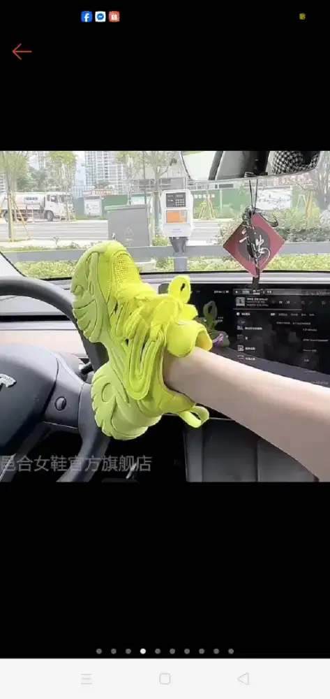 Sepatu sport warna hijau stabilo