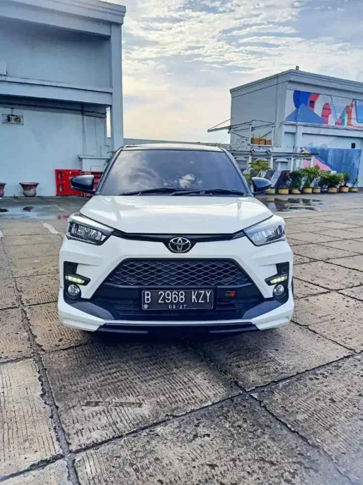 Toyota raize GR 1.0 at two tone 2020 putih km 15 rb