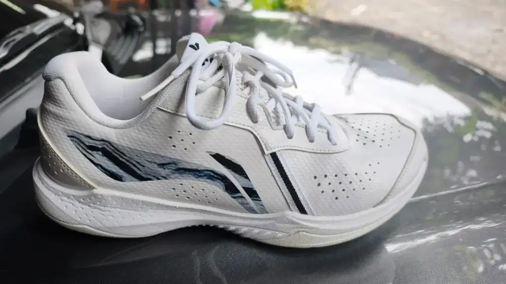 Sepatu badminton lining thunder lite