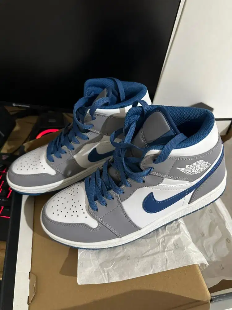 Nike air jordan 1 mid true blue