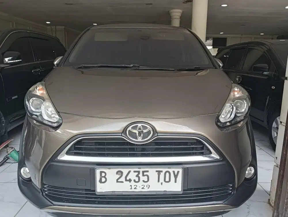 Toyota Sienta v at DP 7jt tahun 2017