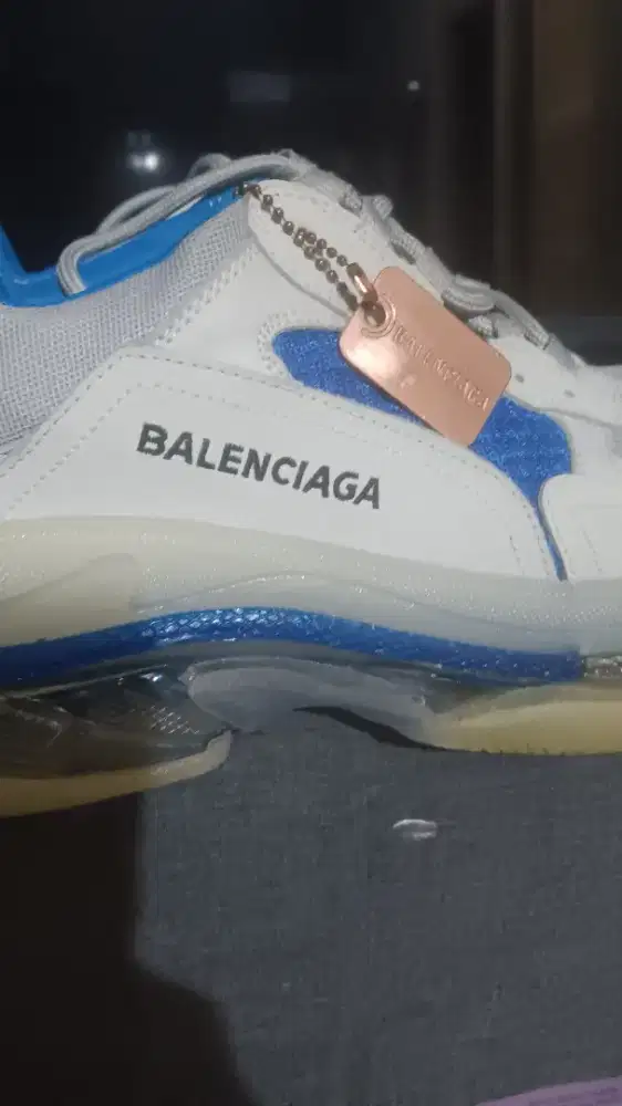 Di jual sepatu  Balençiaga
