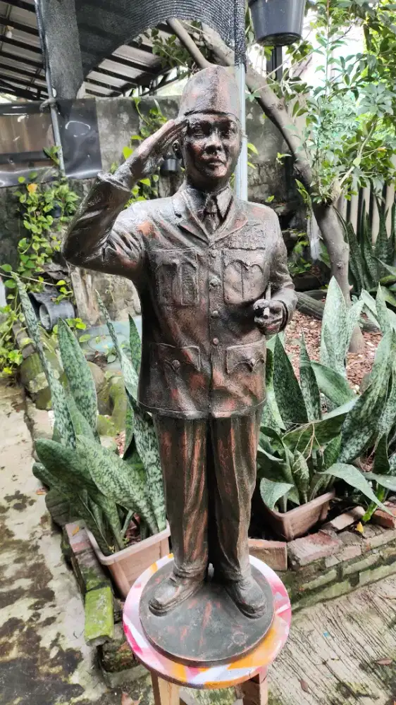 Patung Soekarno tinggi 65cm