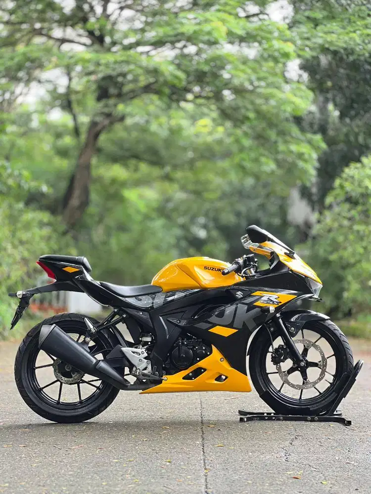 SUZUKI GSX 150R KEYLESS 2021 HITAM KUNING KM LOW PAJAK PANJANG MULUS
