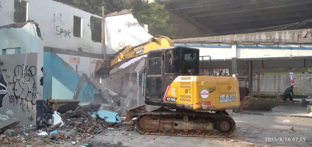 Bongkar bangunan gudang lama galian basement