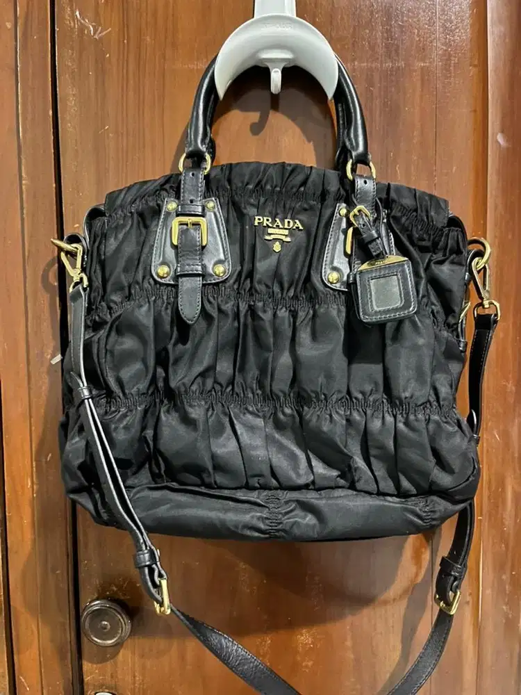 prada metalasse nylon hitam