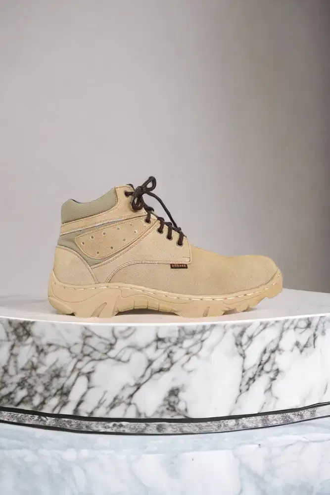 Cepat Sepatu safety pekerja listrik PLN Cilacap