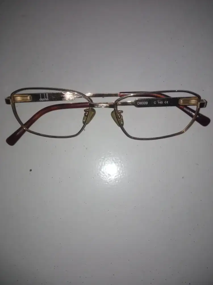 Frame kacamata merk dunhill.warna gold