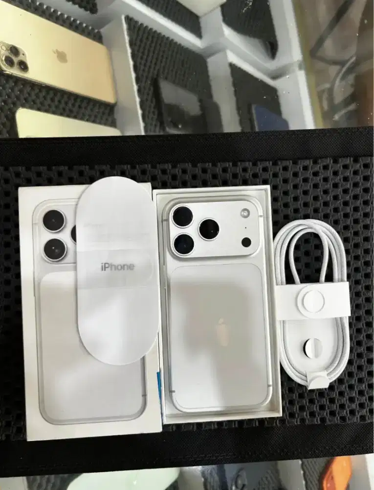 Iphone 17 pro 256GB ibox garansi on Desember 2026 Silver