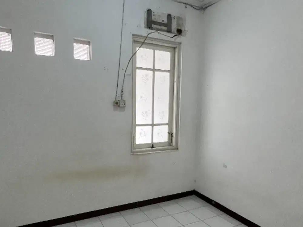 Rumah Puri Asri satu setengah lantai pakuwon city