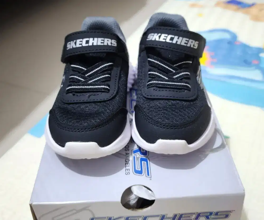 Sepatu anak Skechers ukuran 22