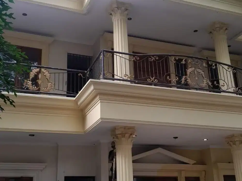 Disewakan rumah 2 lantai cocok buat tempat tinggal, kos kosan , kantor , dan usaha lain lokasi di Melawai Blok M Kebayoran Baru Jakarta Selatan