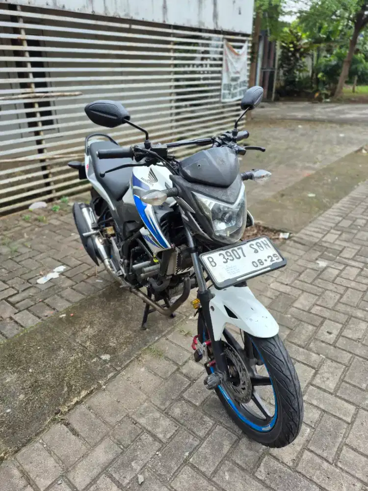 Dijual Honda CB150R tahun 2014 surat lengkap