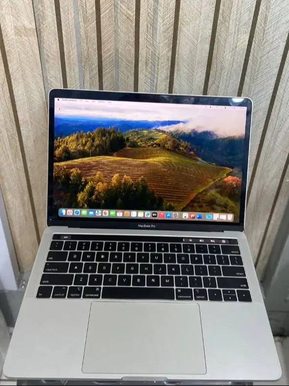 Apple Macbook Pro Touchbar 2019 Core i7 Ram 16GB Layar 13,3inch N-EC