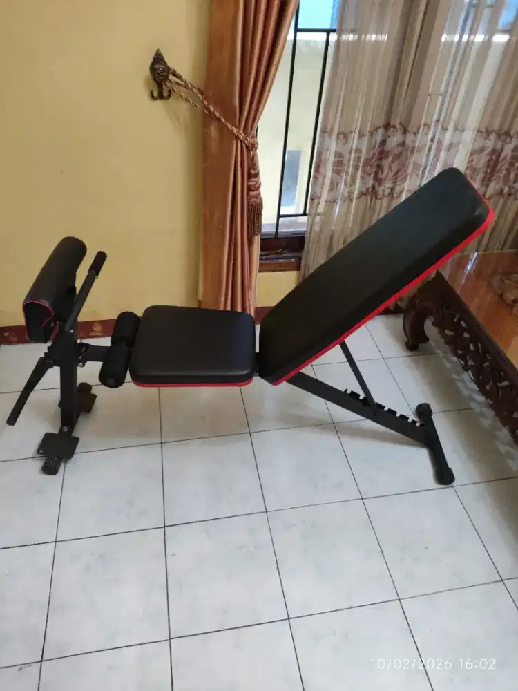 Bench press atau alat latihan dada