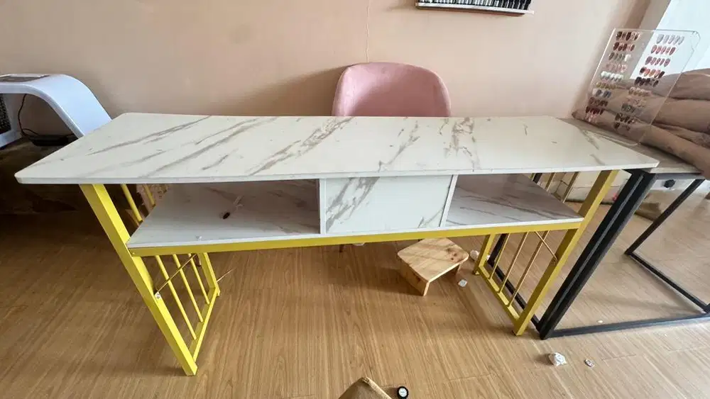 Meja nail art untuk salon