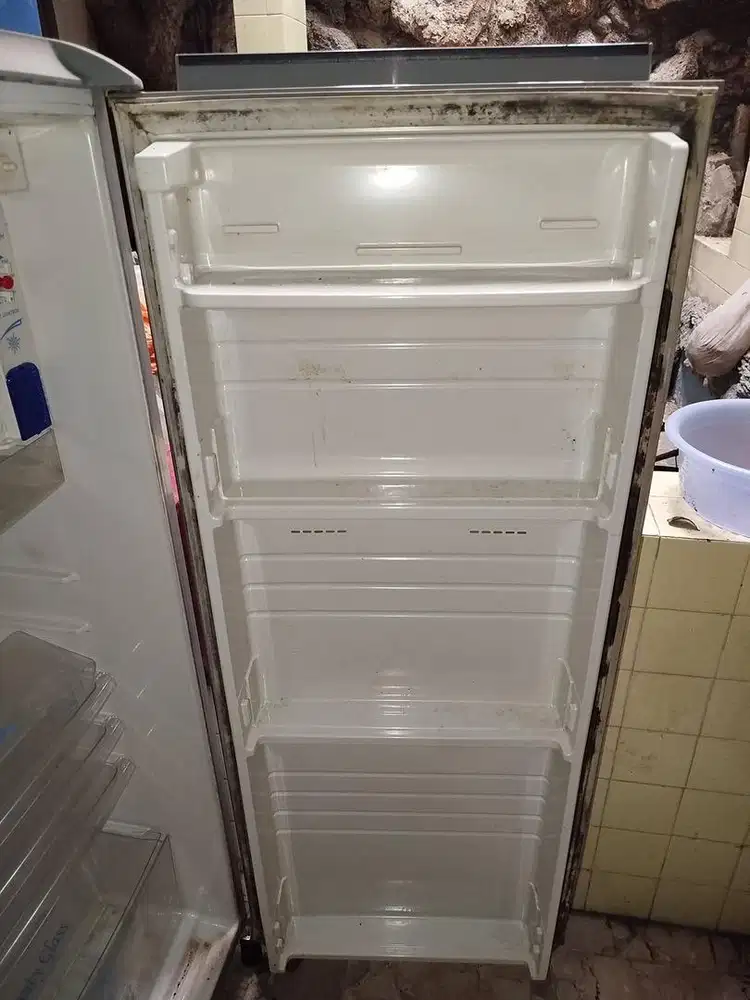 Jual Kulkas Bekas Merk SANYO (sekarang merk AQUA)