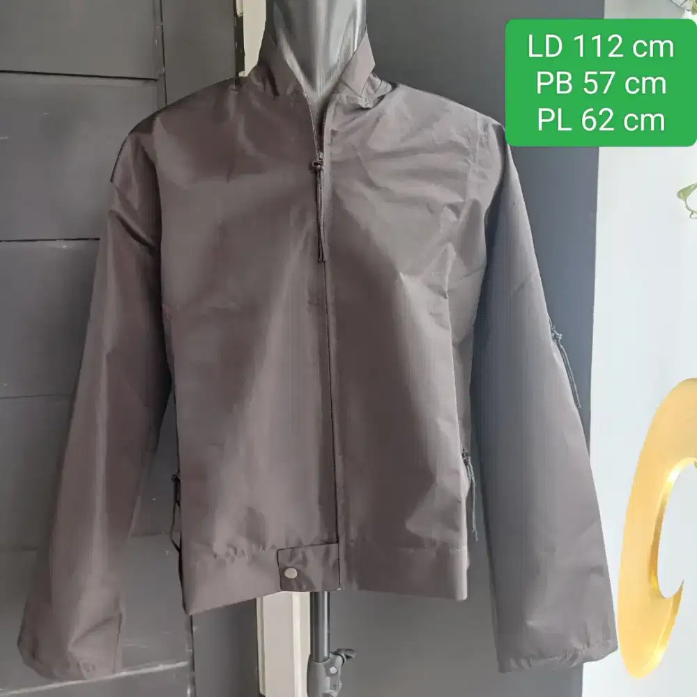 Jaket waterproof Essentials FOG hitam size XL