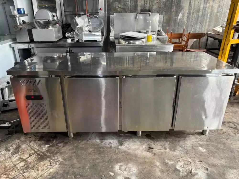Undercounter chiller gea 3 pintu 
Uk 210x75x85