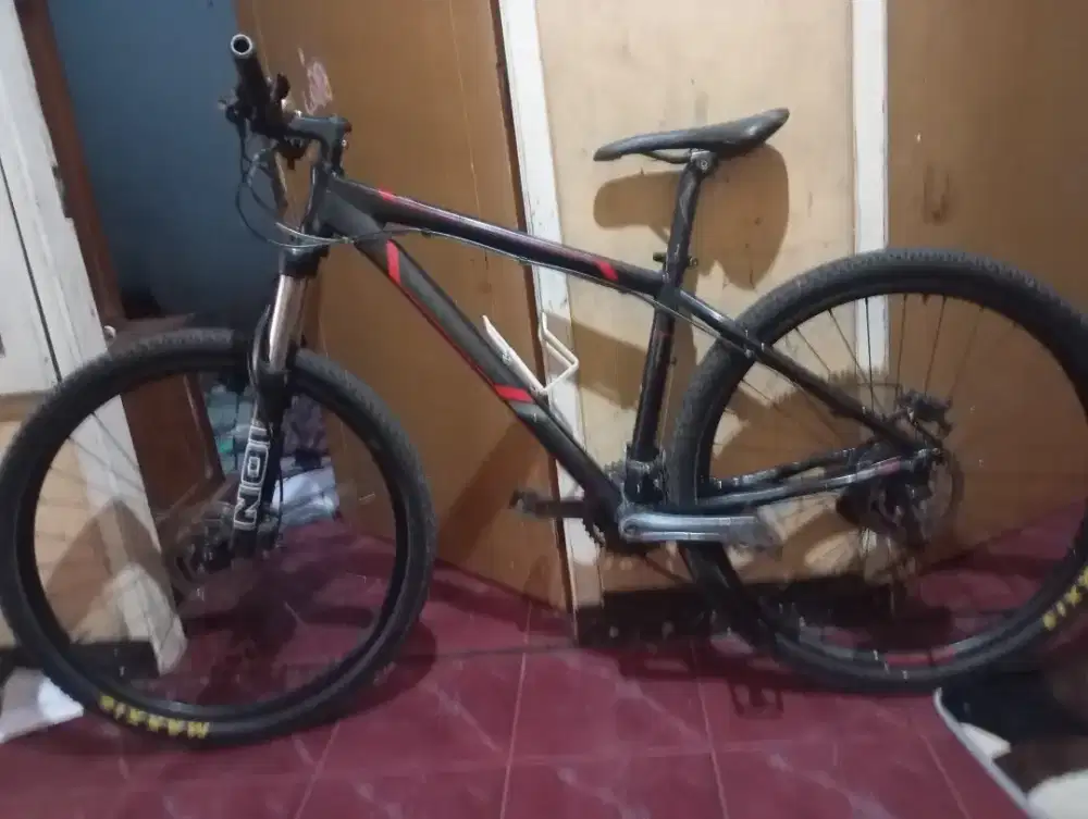 Barangkali ada yg minat sepeda polygon EXTRADA 5 thn 2015 warna hitam.