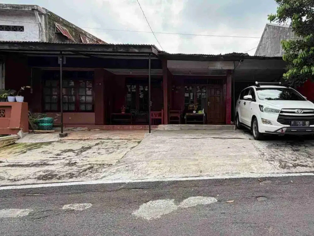 DIJUAL 2 RUMAH GANDENG DI JALAN RAYA PERUMNAS BANYUMANIK, SEMARANG. PARKIRAN LUAS BISA UNTUK USAHA/ 4 MOBIL