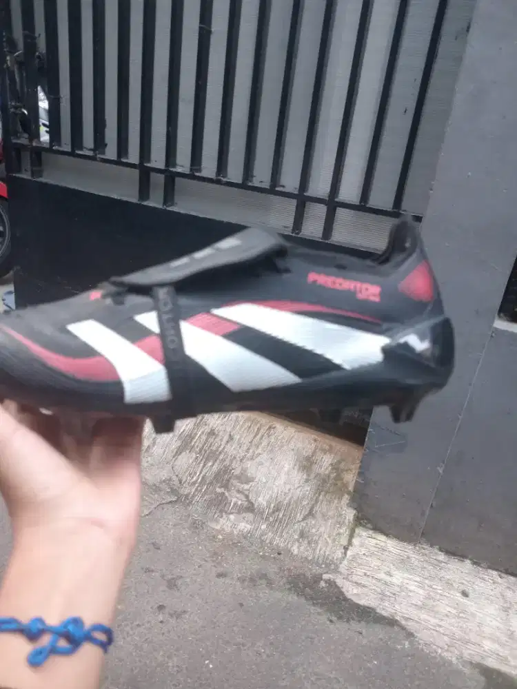 Sepatu bola adidas predator