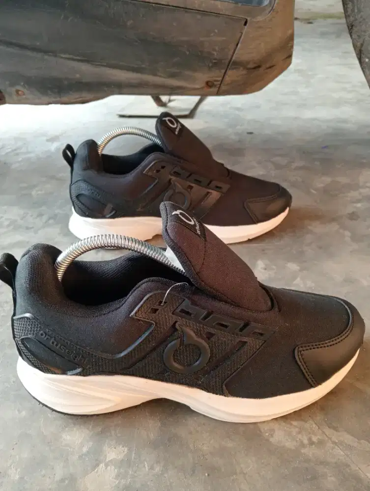 Sepatu Pria dan Wanita