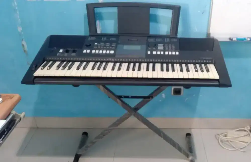 Keyboard Yamaha PSR e 423  + Stand + Stand book