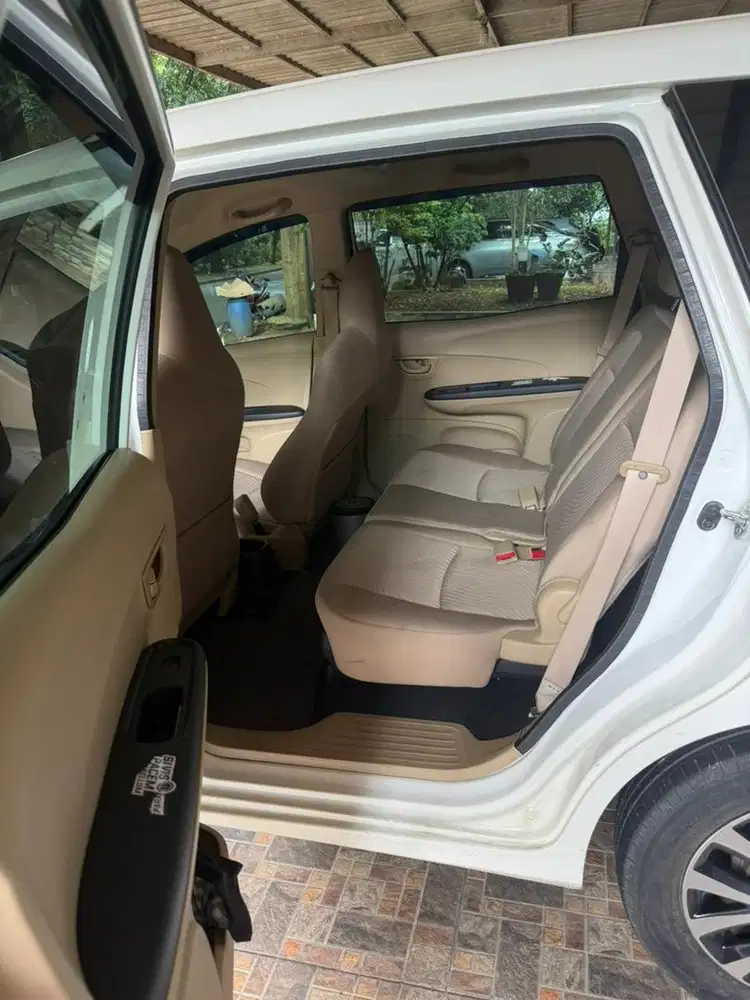 Honda mobilio warna putih