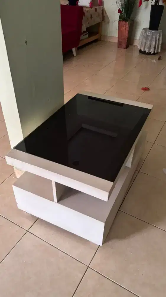 Meja Tamu Putih Cantik Kaca Terawat Ada Laci