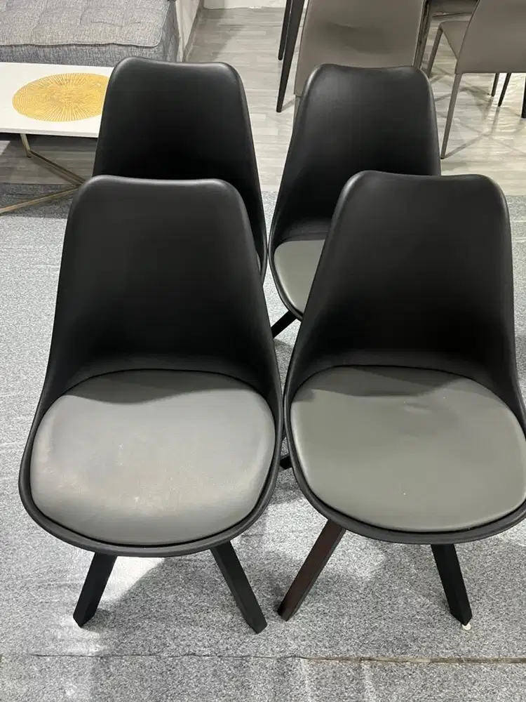 Dijual 1 Set Meja Makan Informa