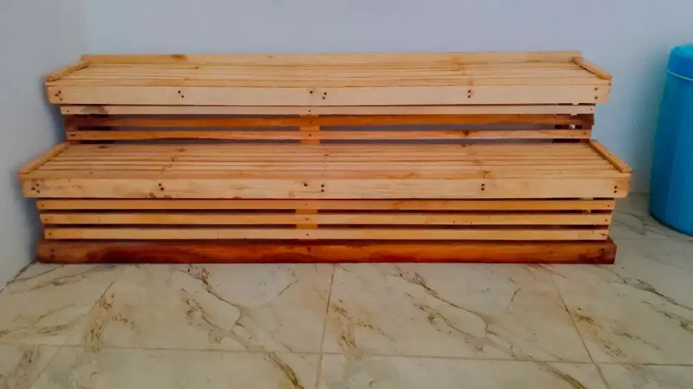 Meja susun bekas prasmanan seblak