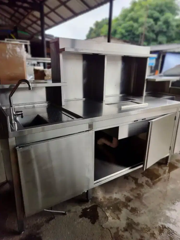 Cocktail station 
Ukuran P 250 L 80 T 85 
Kondisi like new
Bahan tebal