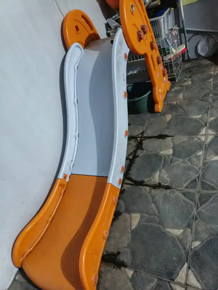 mainan anak perosotan dan mobil