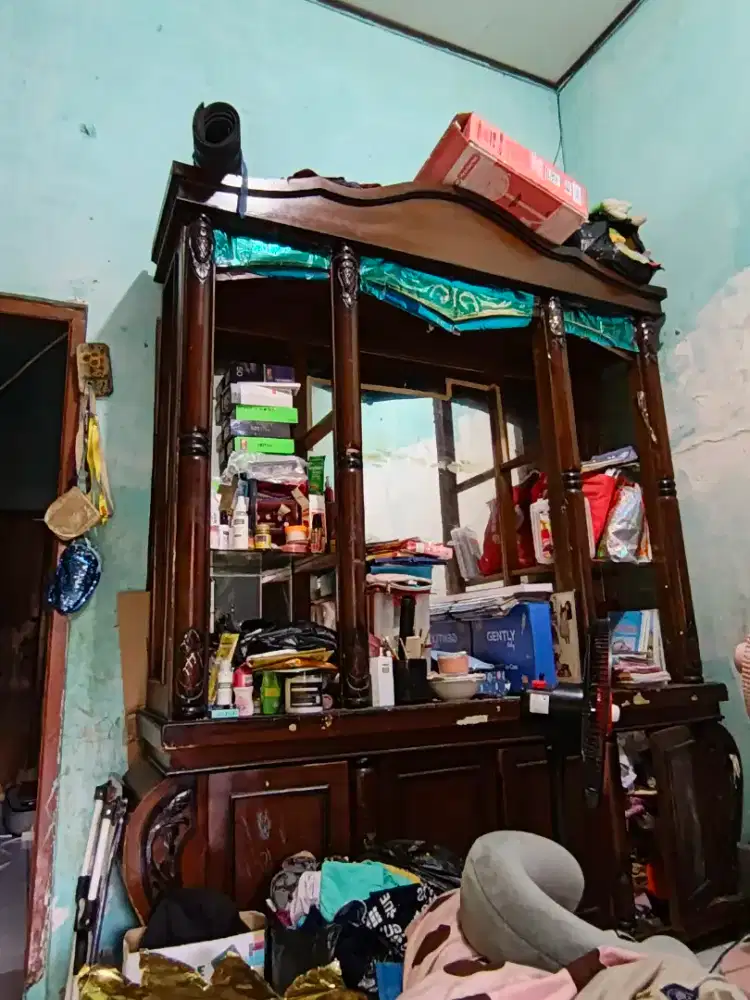 Gratisss lemari pajangan