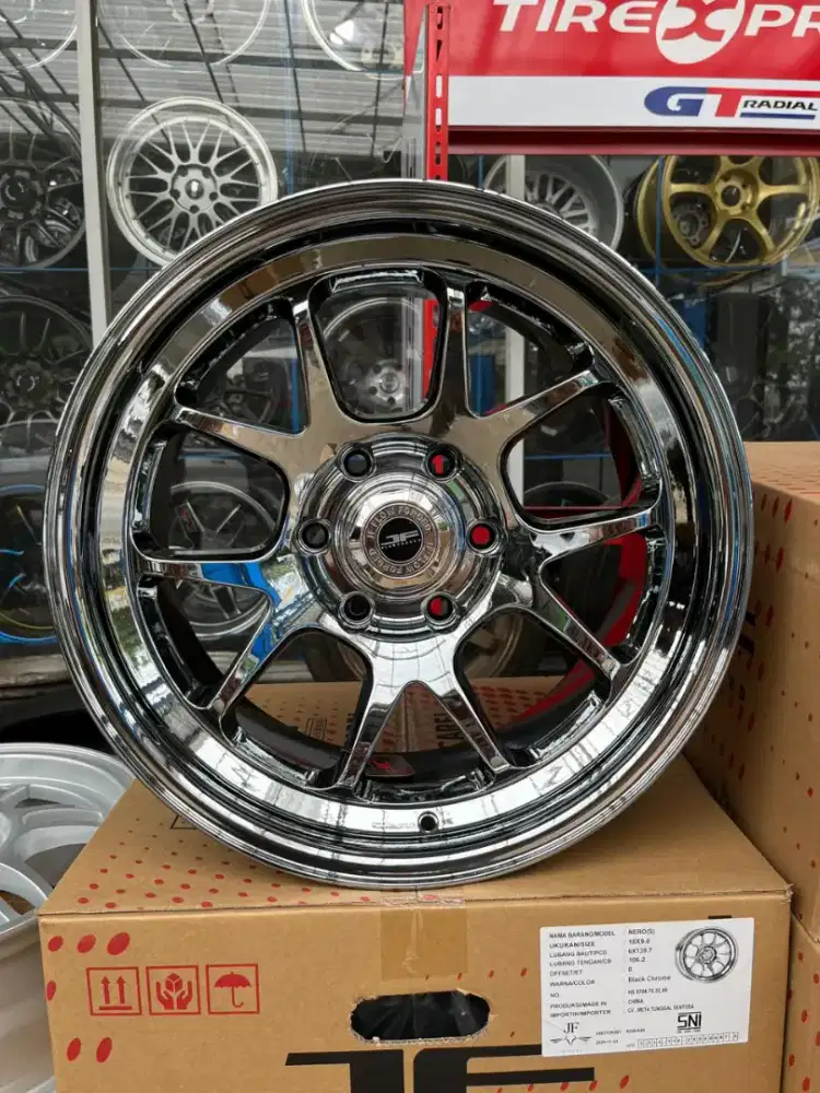 Venom6 ring 18 lebar 9 pcd 6x139,7 ET 0 black chrome 4pcs