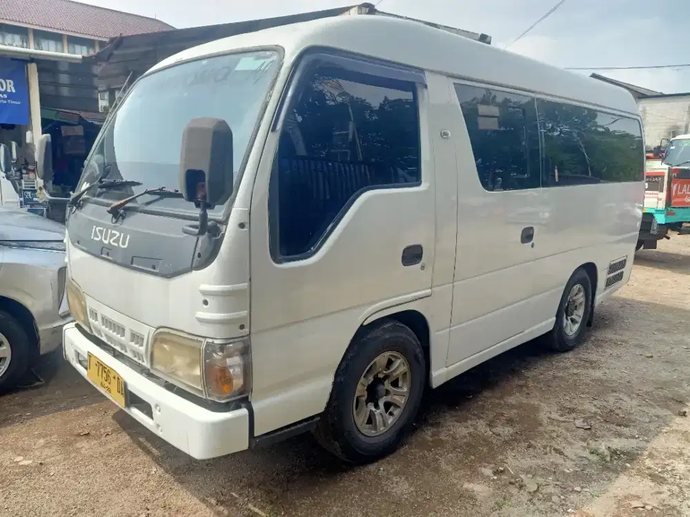 Isuzu nhr 55 minibus
