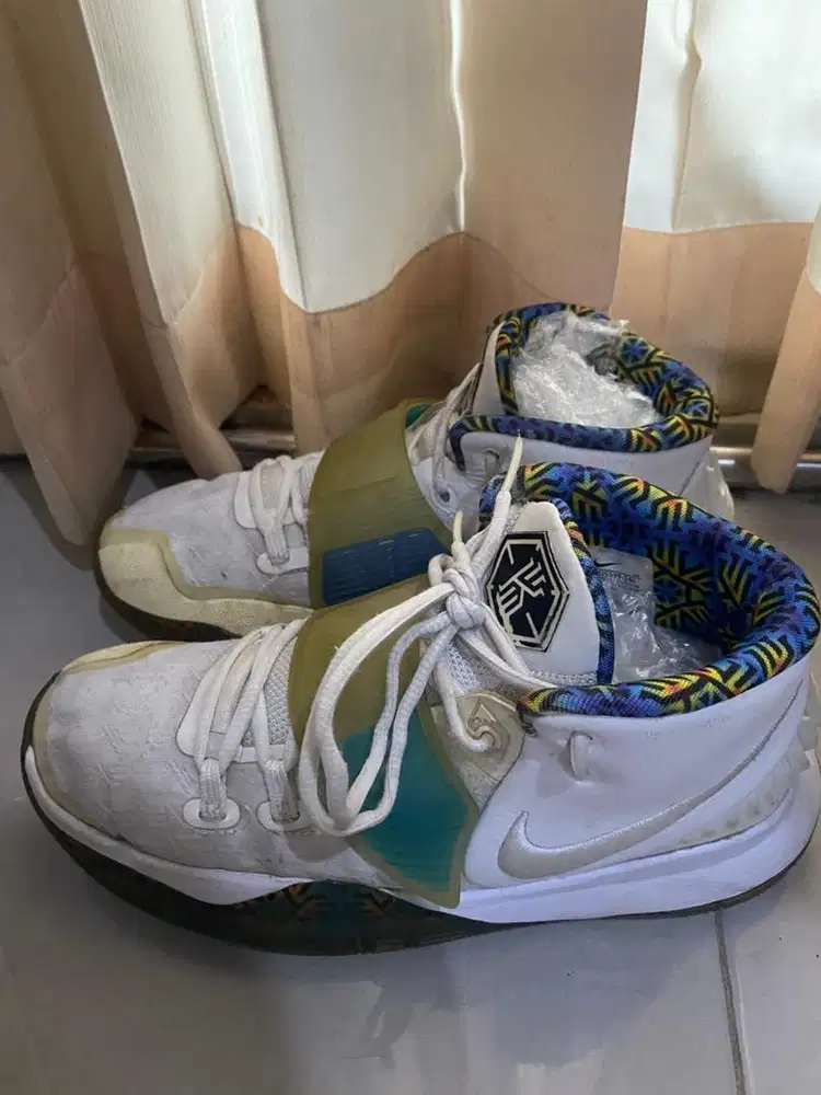 Sepatu basket putih
