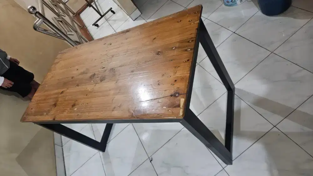 Meja kursi bekas restoran
