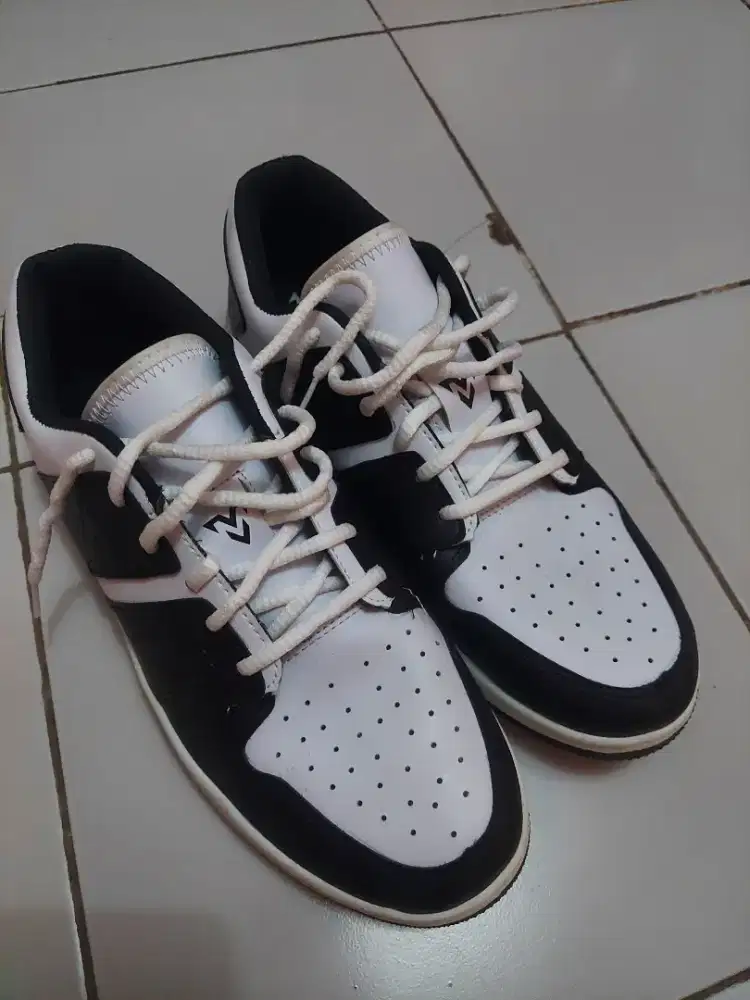 Sepatu Sneakers 42