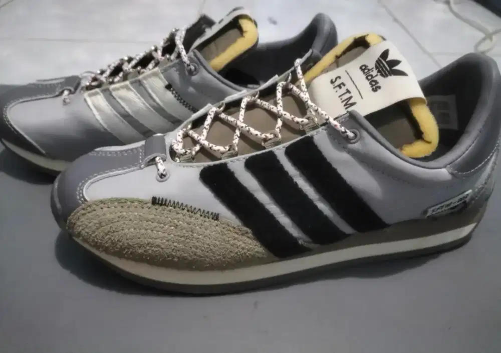 Sepatu adidas S.F.T.M