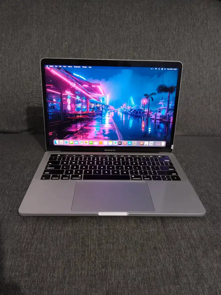 MacBook pro Retina 13-inch, 2017 (TouchBar) Core i5
Ram 8 GB
SSD 512GB