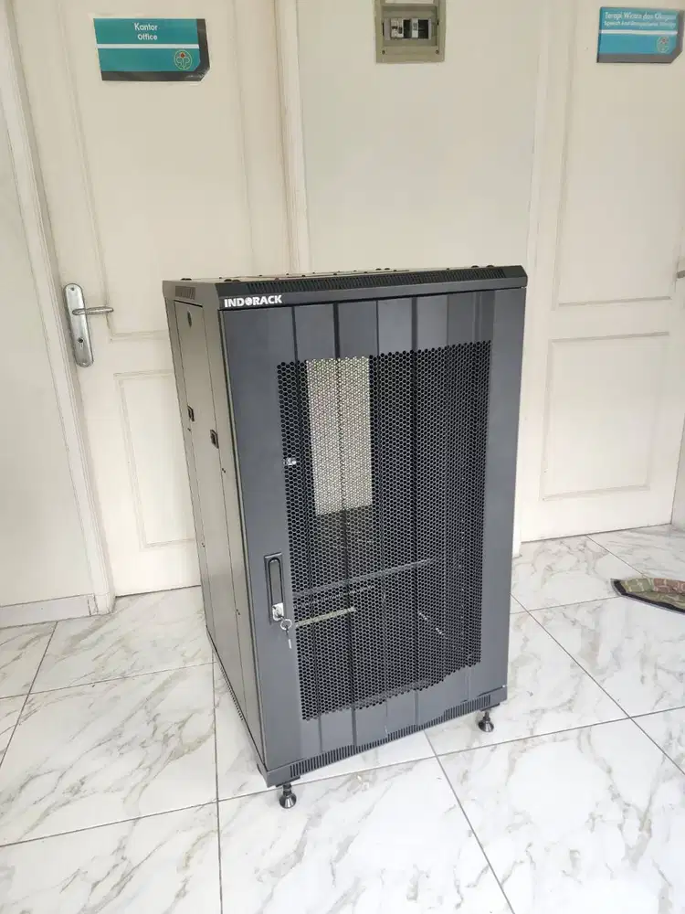 RACK SERVER (INDORACK) SEPERTI BARU HAMPIR TANPA LECET