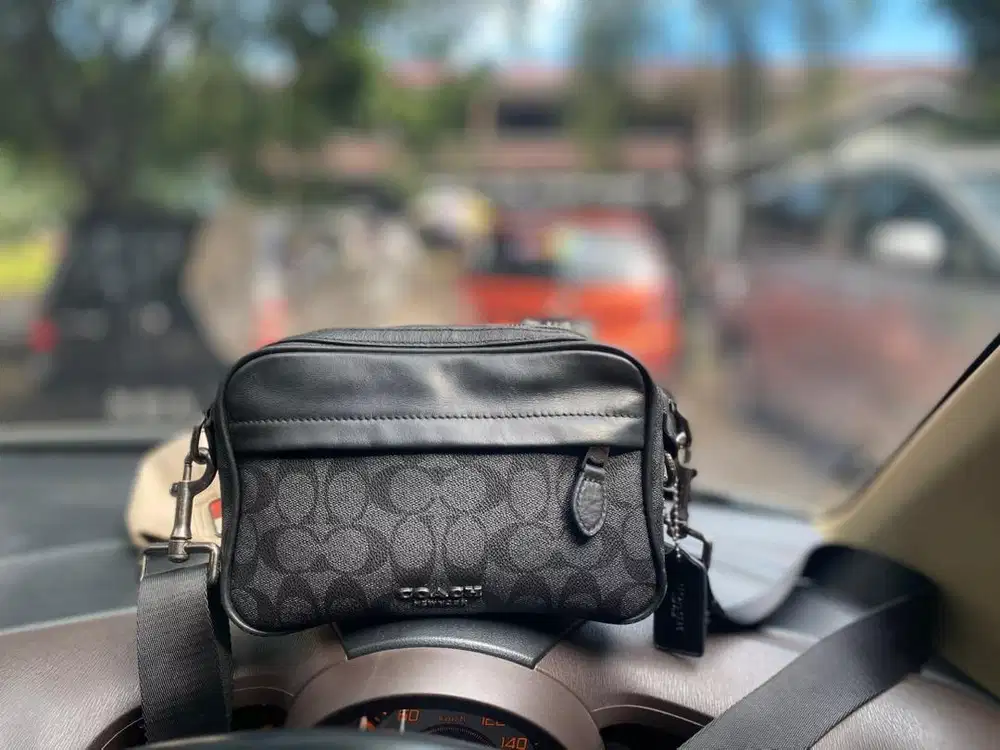 Coach graham crossbody in signature canvas