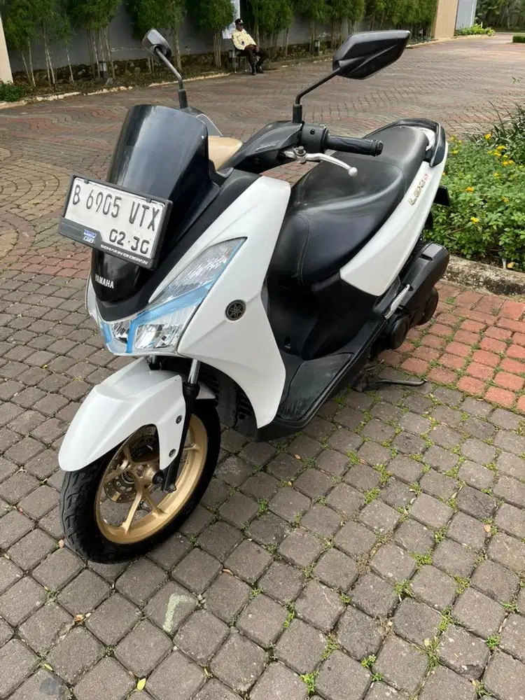 Lexi S Keyles Putih Gloosy